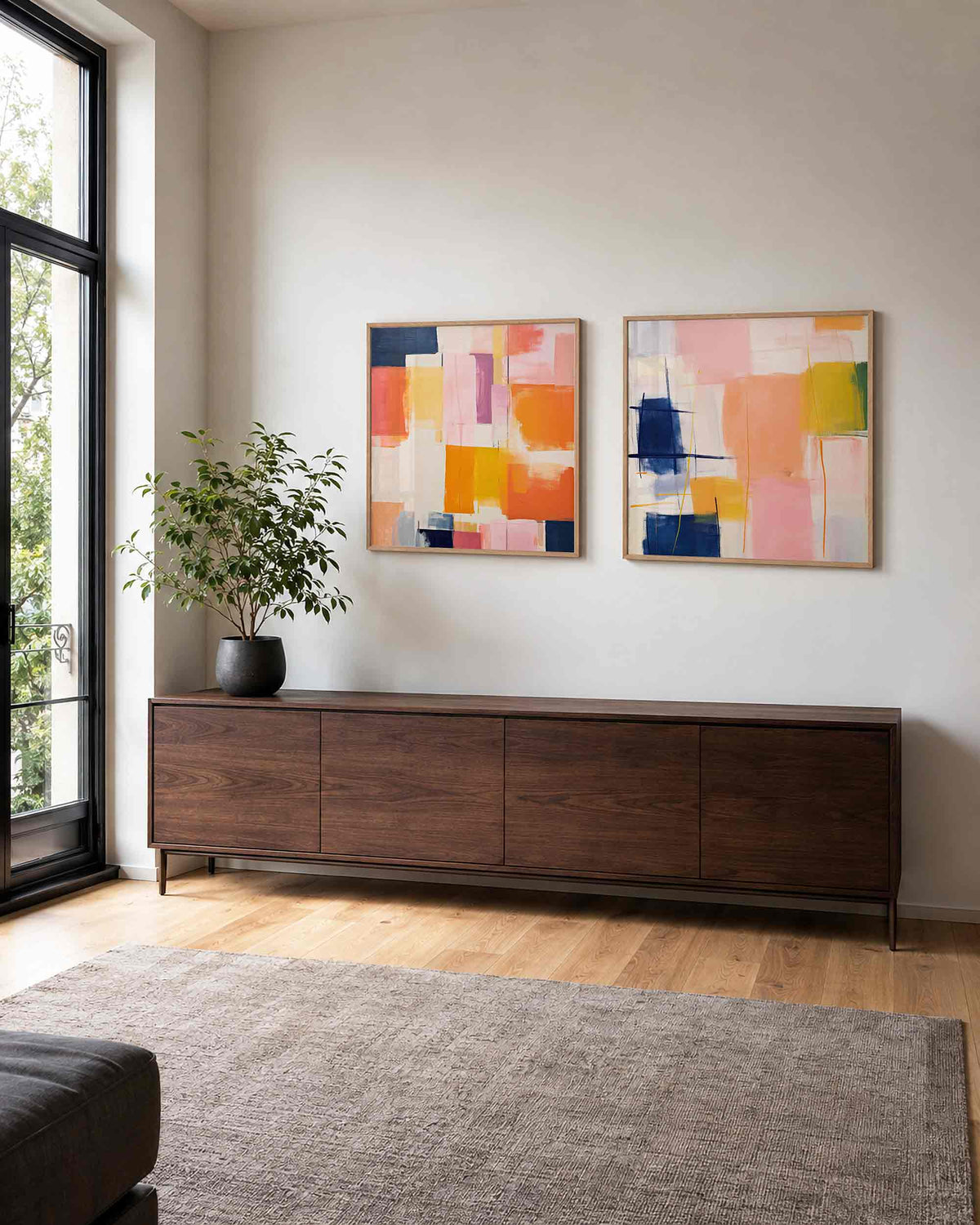 Interieurpresentatie van een tweedelige vierkante posterset met kleurvlakken en penseelstreken