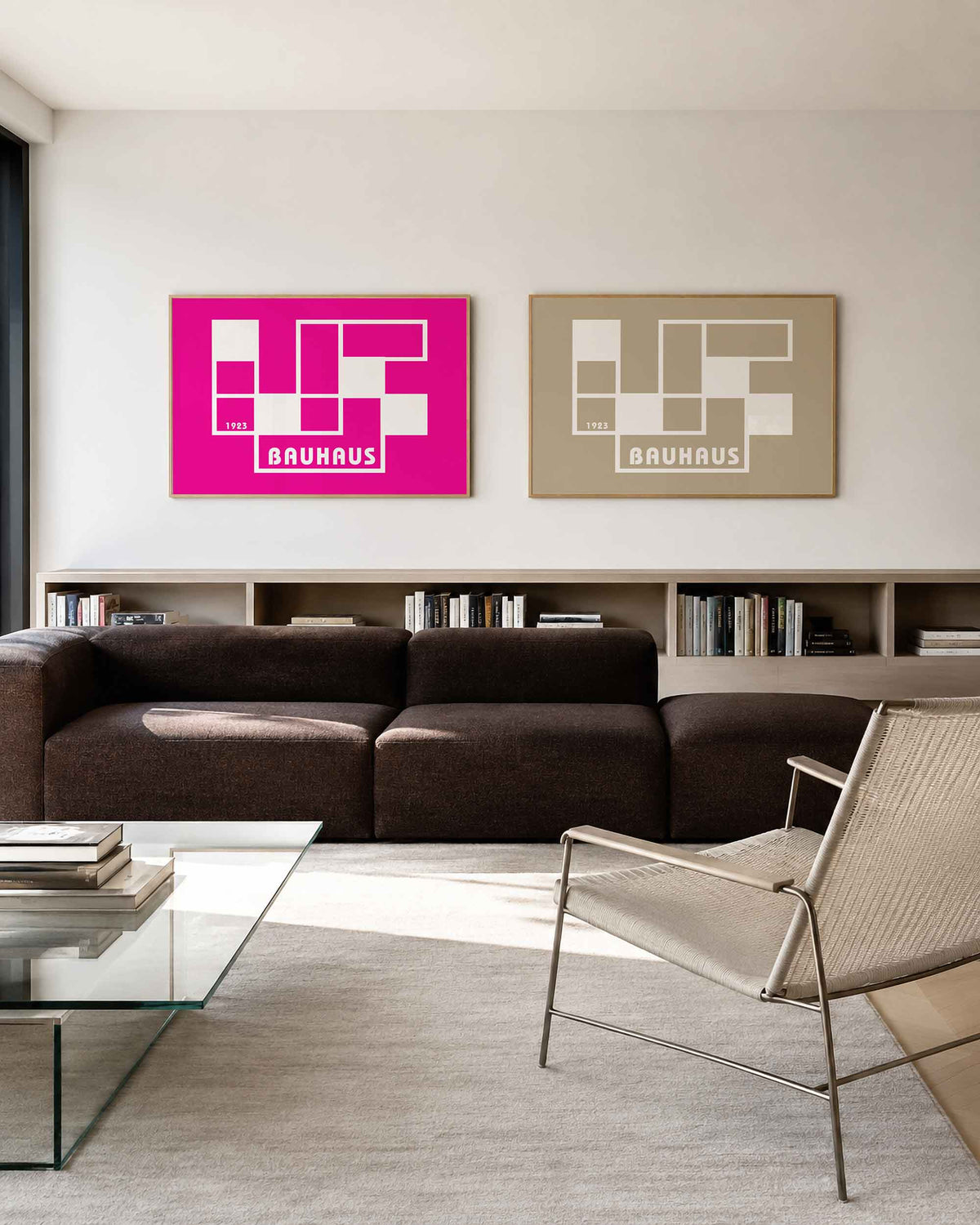 Interieurmockup van tweedelige landscape-posterset met witte rasterlijnen 1923