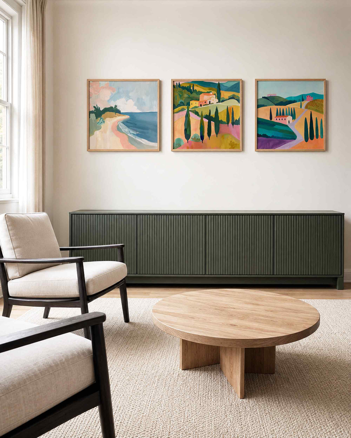 Interieurpresentatie van een driedelige vierkante posterset met kust en toscaanse heuvels