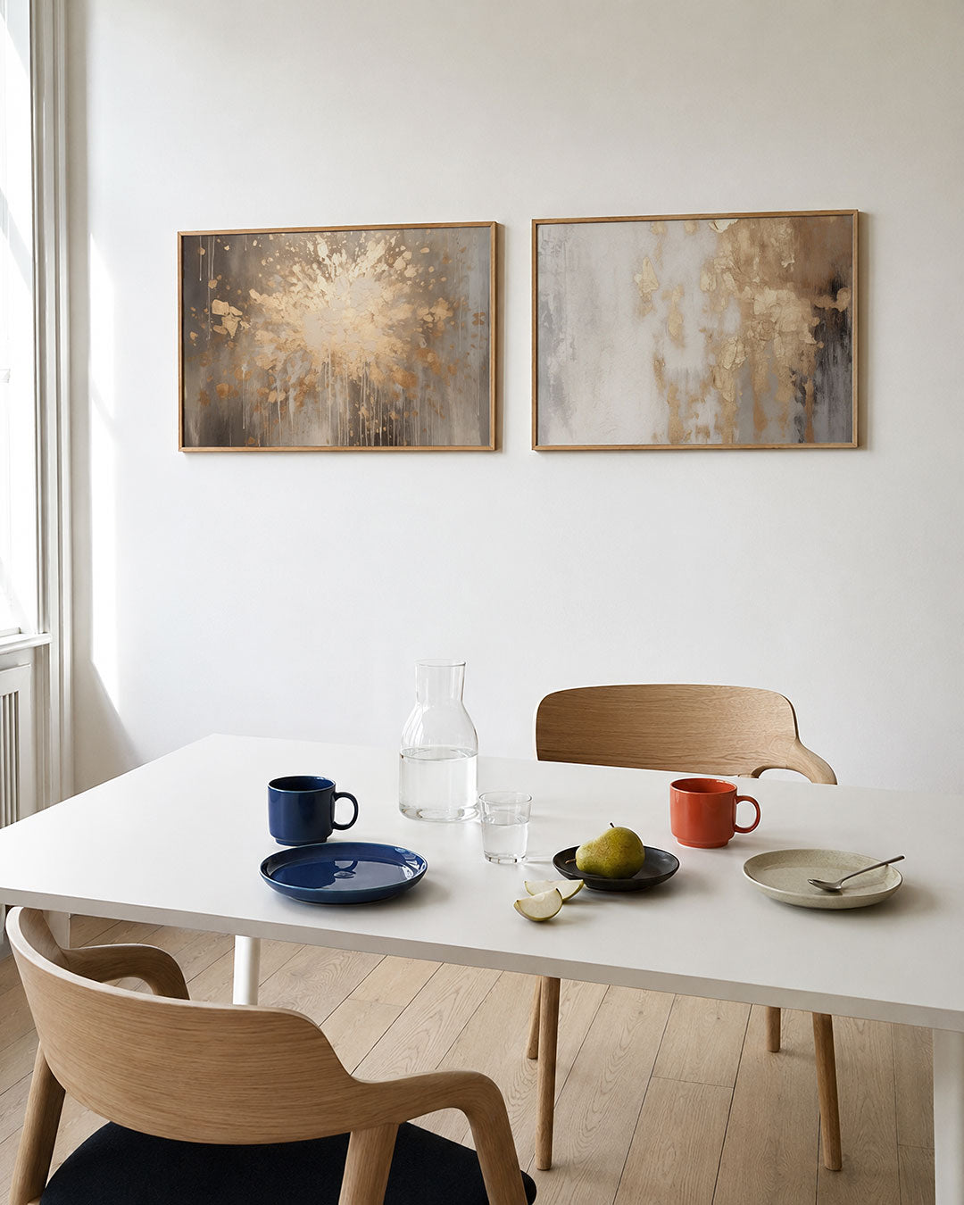 Twee liggende posters met een dynamische uitbarsting van goudtinten verspreidt zich over, aan de muur in een interieur