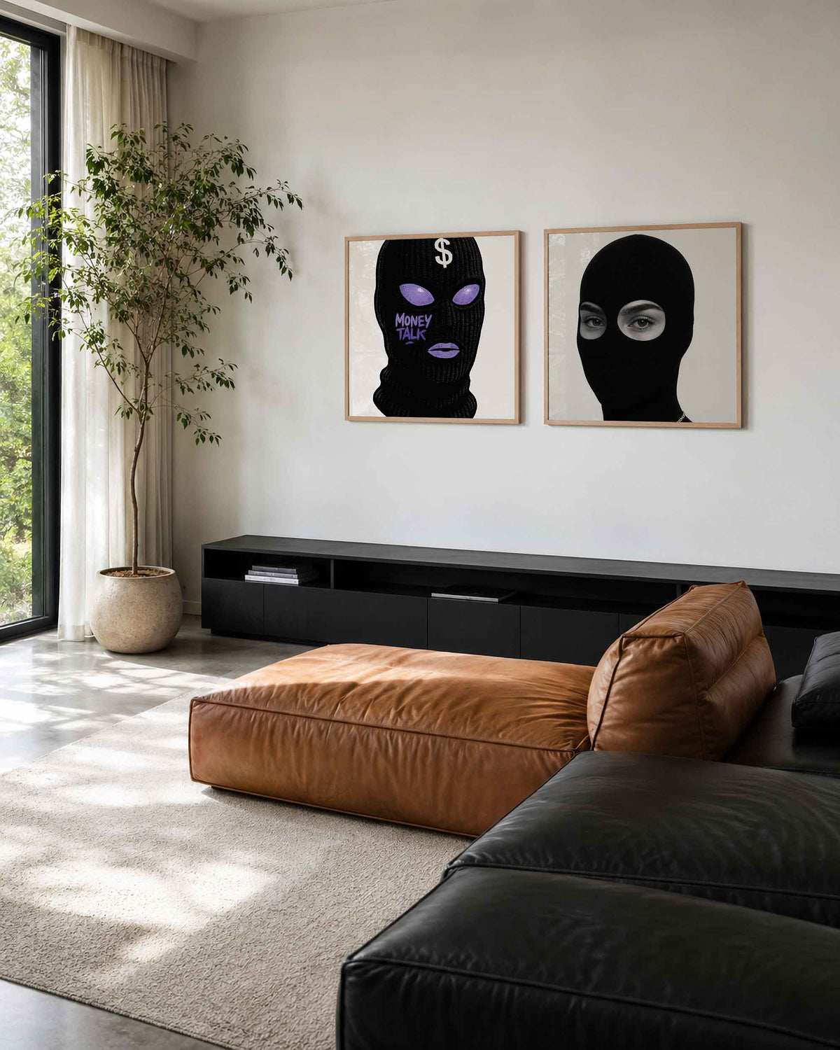 Interieurpresentatie van een tweedelige vierkante posterset met maskerogen geld
