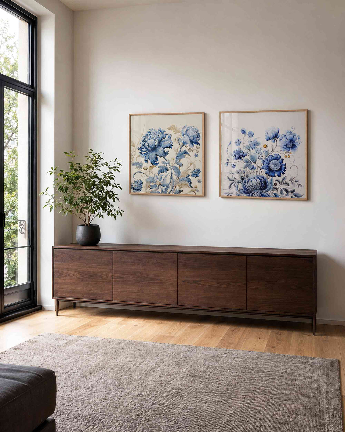 Interieurpresentatie van een tweedelige vierkante posterset met blauwe bloemen
