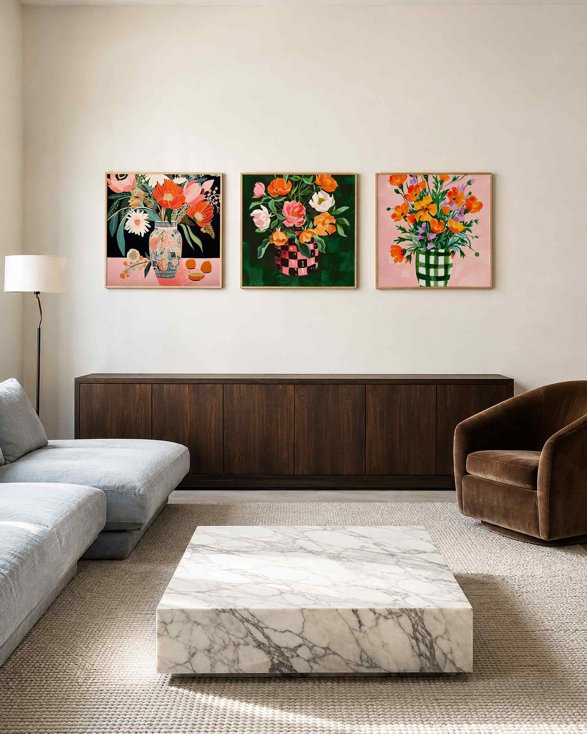 Interieurpresentatie van een driedelige vierkante posterset met bloemen in vazen