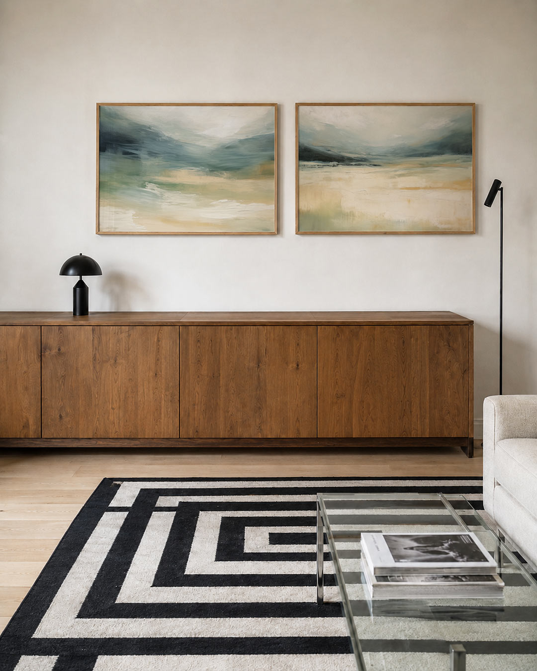 Interieurpresentatie van twee posters met zachte overgangen van blauw en beige, met vloeiende penseelstreken