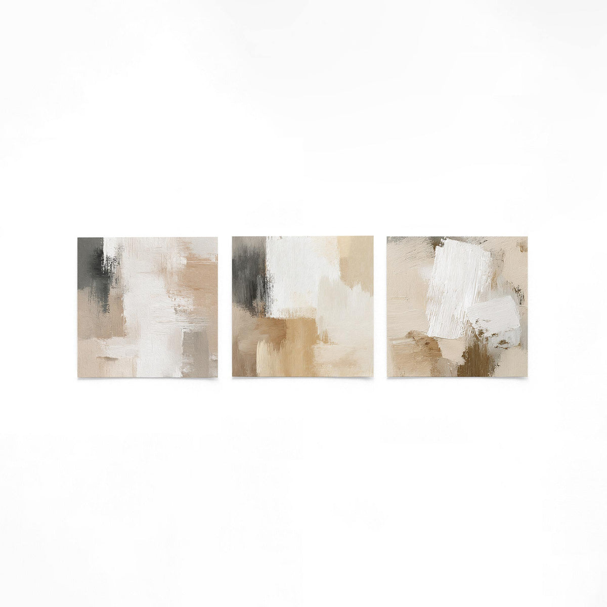 Drie vierkante posters met abstracte beige vlakken op een gebroken witte achtergrond