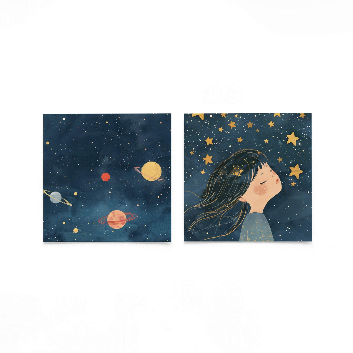 Twee vierkante posters met planeten en sterren op een gebroken witte achtergrond