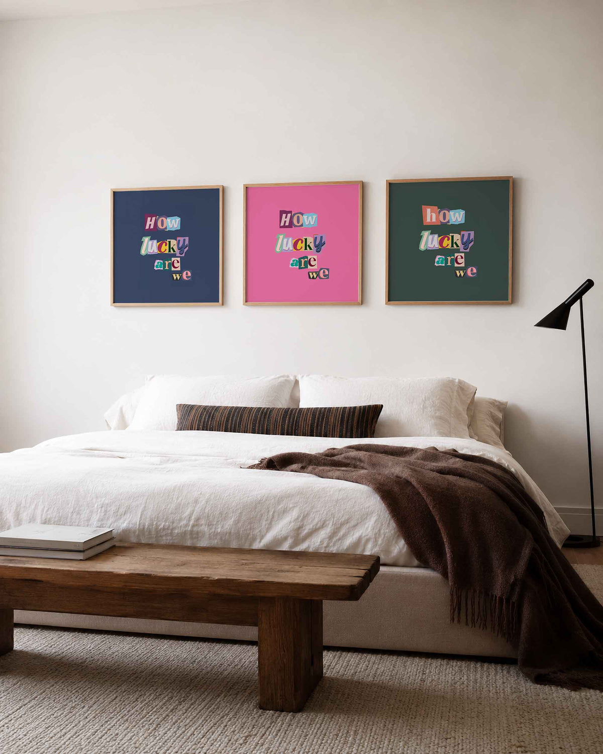 Interieurpresentatie van een driedelige vierkante posterset met how lucky are we