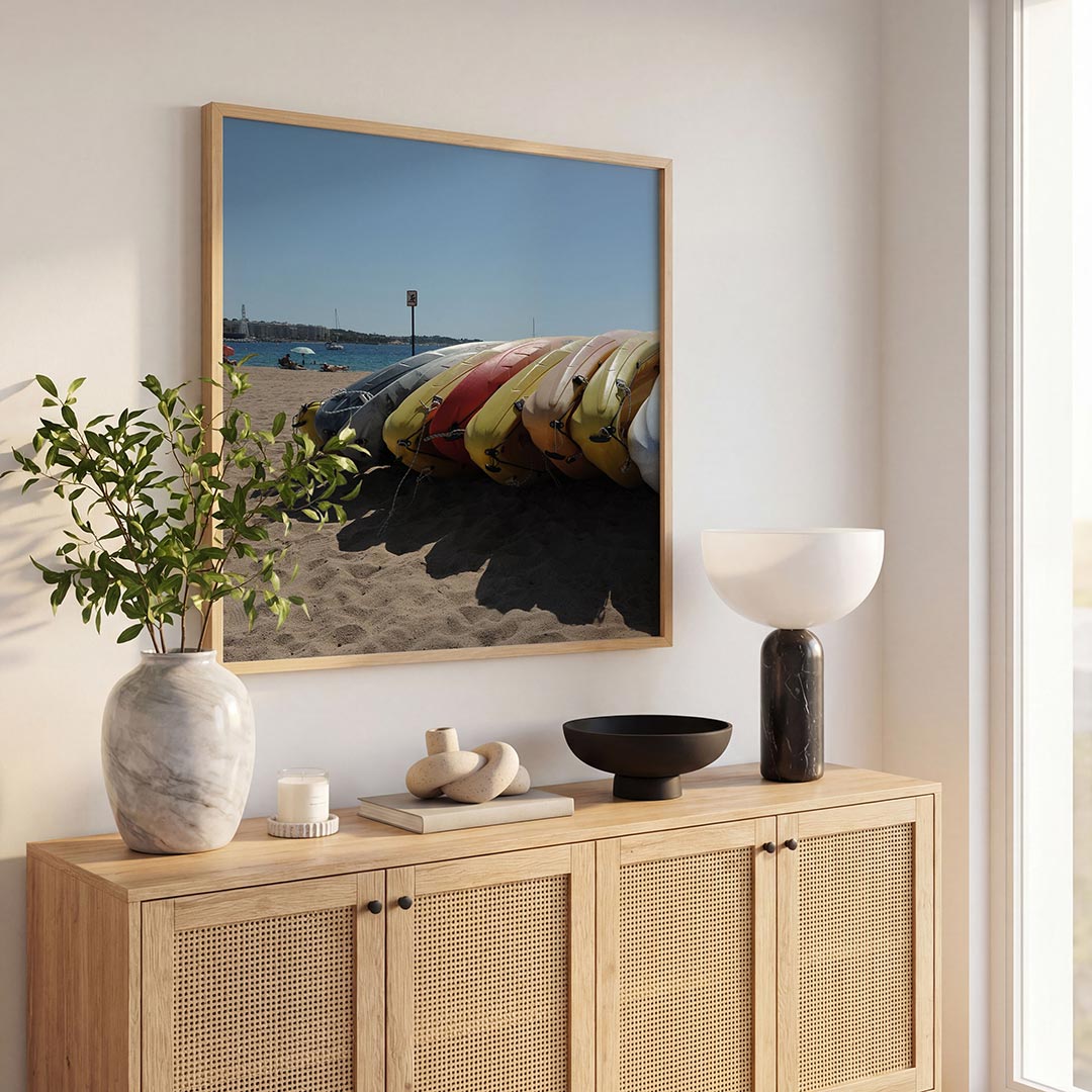 Kleurrijke kajaks op strand Poster