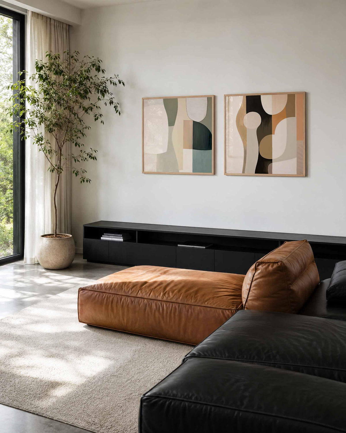 Interieurpresentatie van een tweedelige vierkante posterset met organische vormen
