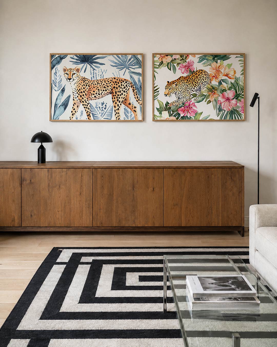 Interieurpresentatie van twee posters met een sierlijke cheetah met zwarte stippen wandelt door een jungle