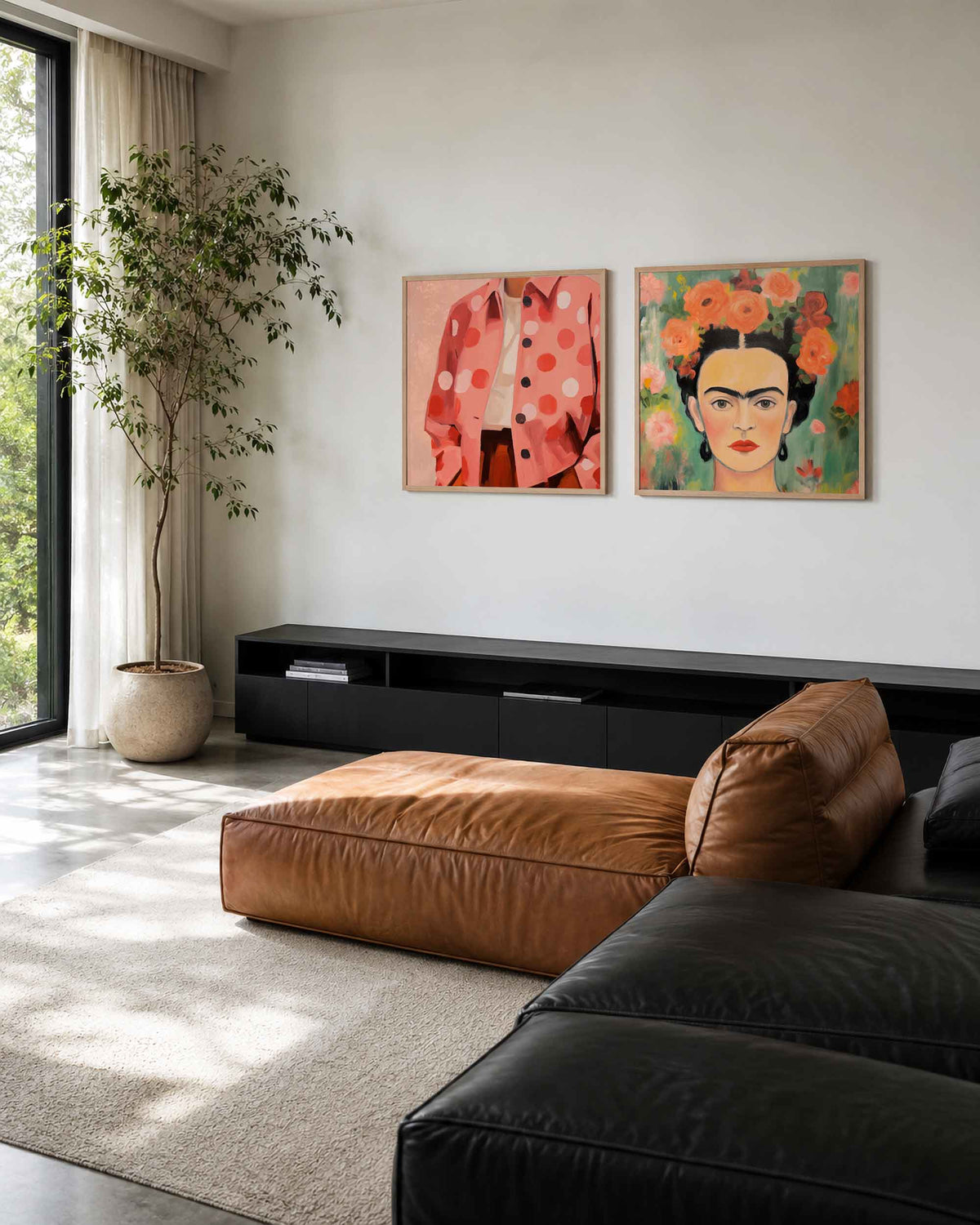 Interieurpresentatie van een tweedelige vierkante posterset met gestippelde jas en bloemenportret