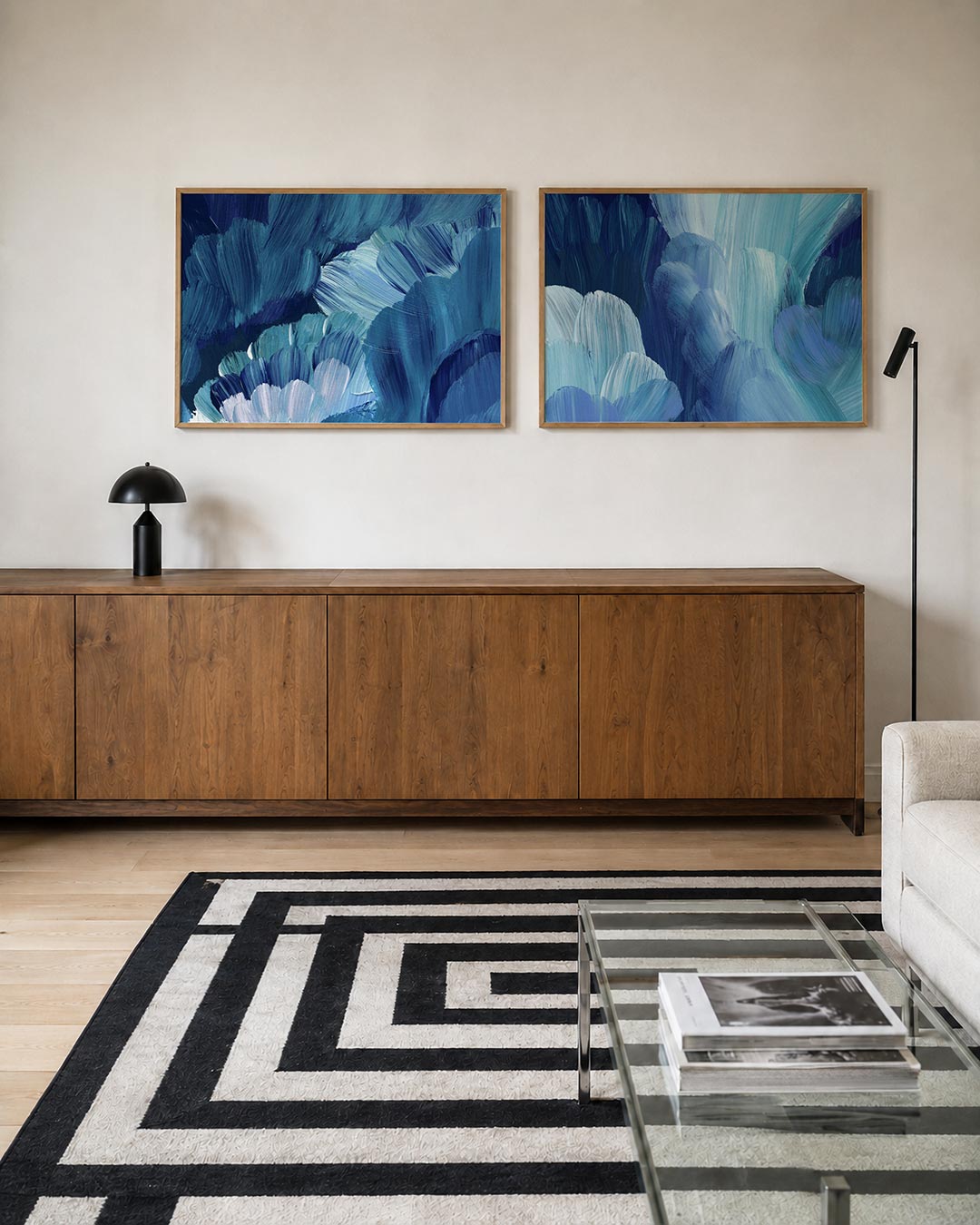 Interieurbeeld met twee liggende posters: deze tweedelige posterset heeft blauwe en witte borstelstreken