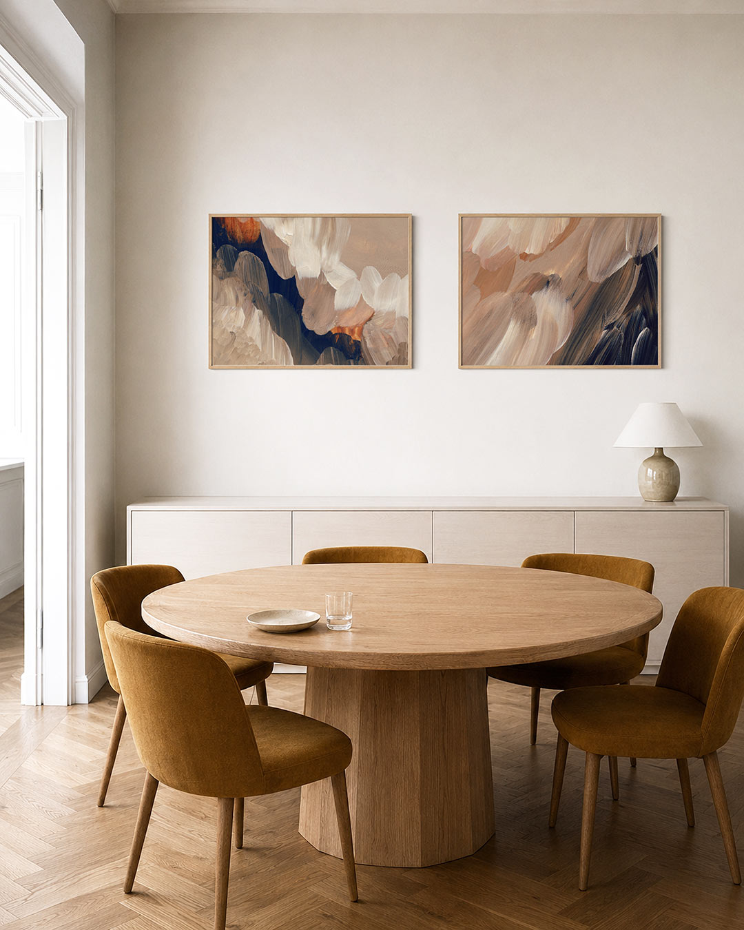Twee liggende posters met zachte, vloeiende penseelstreken, aan de muur in een interieur