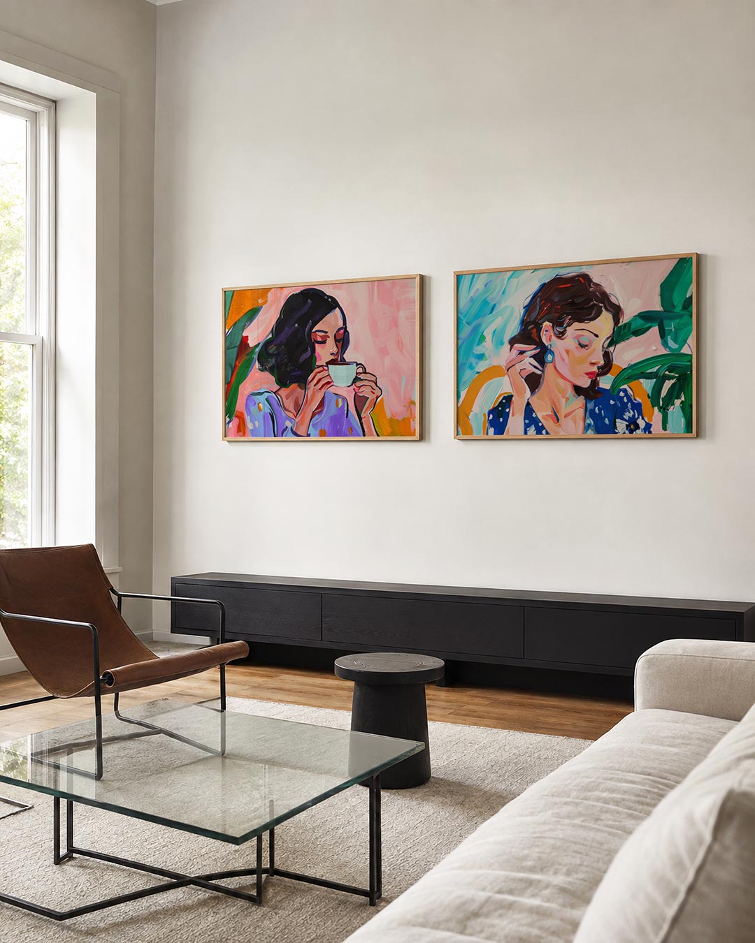 Tweedelige posterset met een vrouw geniet van een kopje koffie, getoond in een interieur
