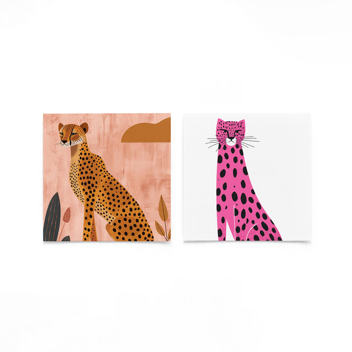 Twee vierkante posters met gepotte cheeta op een gebroken witte achtergrond