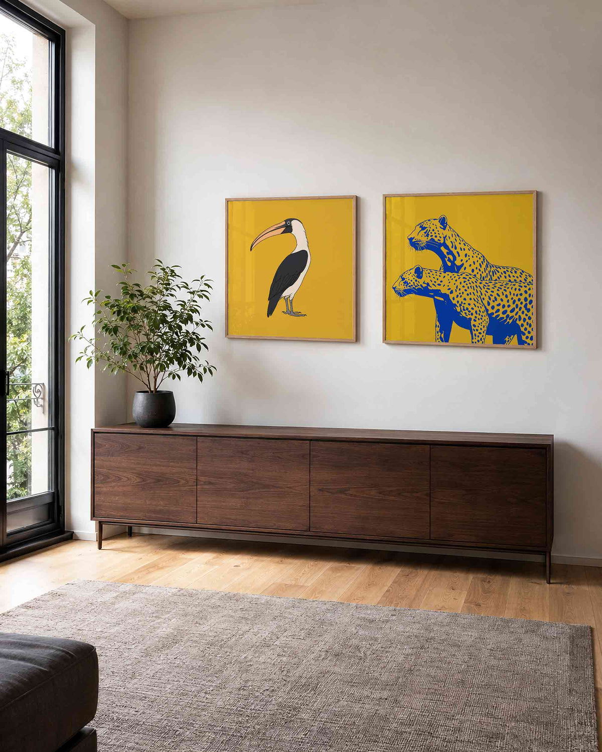 Interieurpresentatie van een tweedelige vierkante posterset met vogel en luipaarden