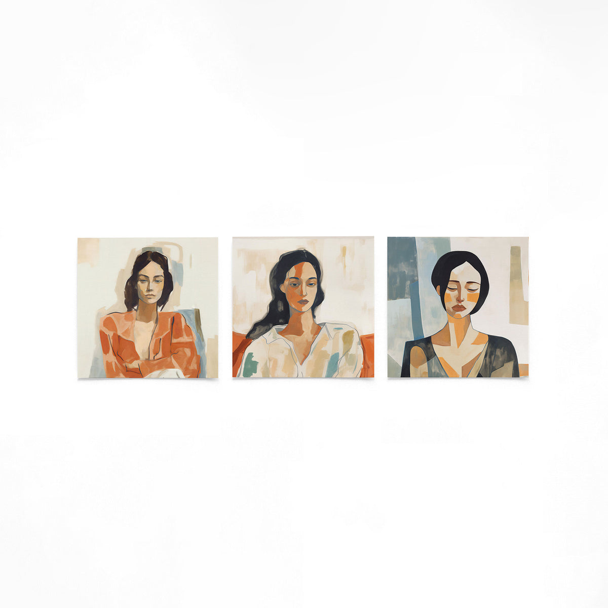 Drie vierkante posters met abstracte vrouwenportretten op een gebroken witte achtergrond