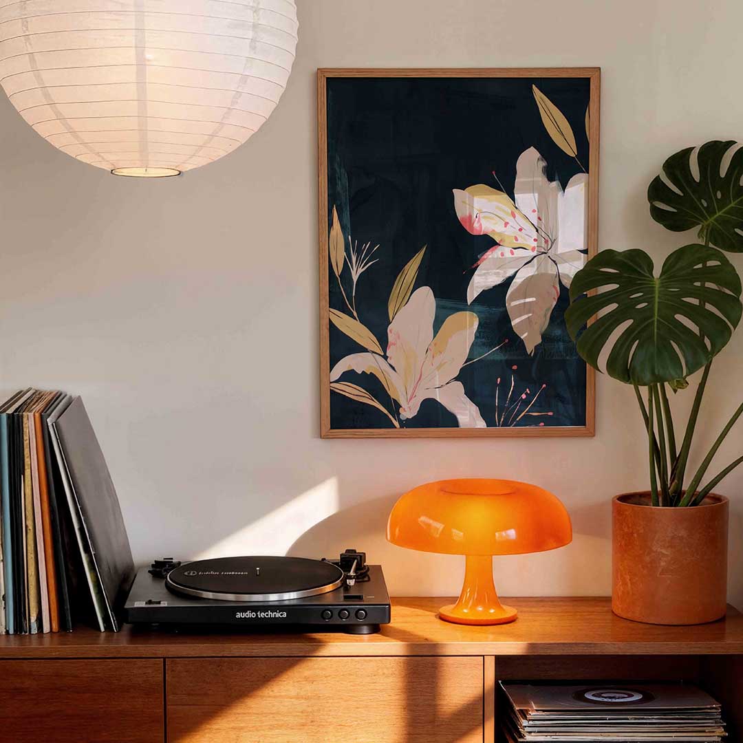 Witte bloemen op donkere achtergrond Poster