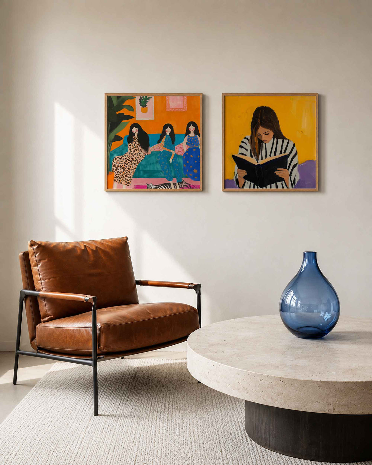 Interieurpresentatie van een tweedelige vierkante posterset met vrouwenportretten