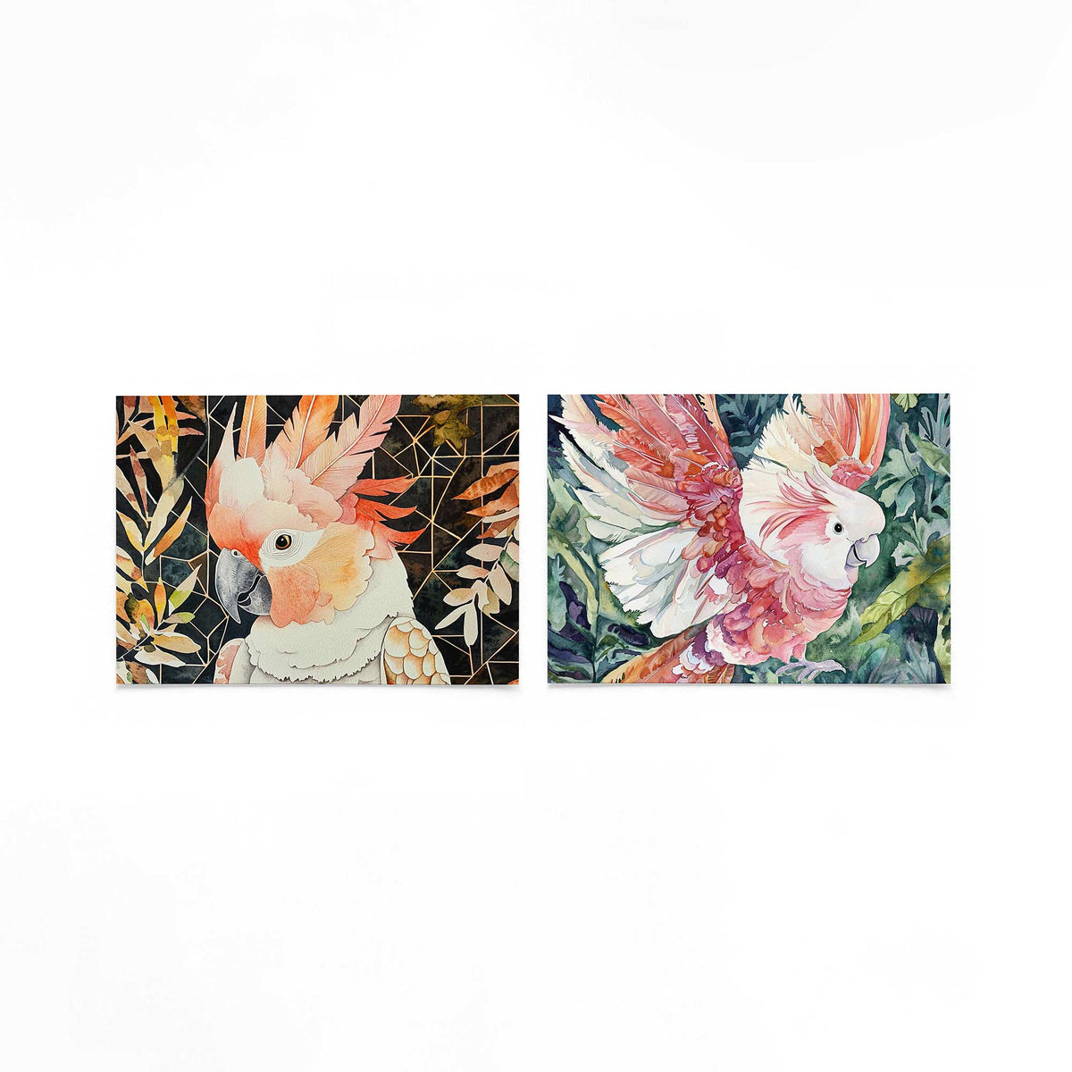 Twee liggende posters met een kleurrijke vogel met roze en oranje tinten op een gebroken witte achtergrond