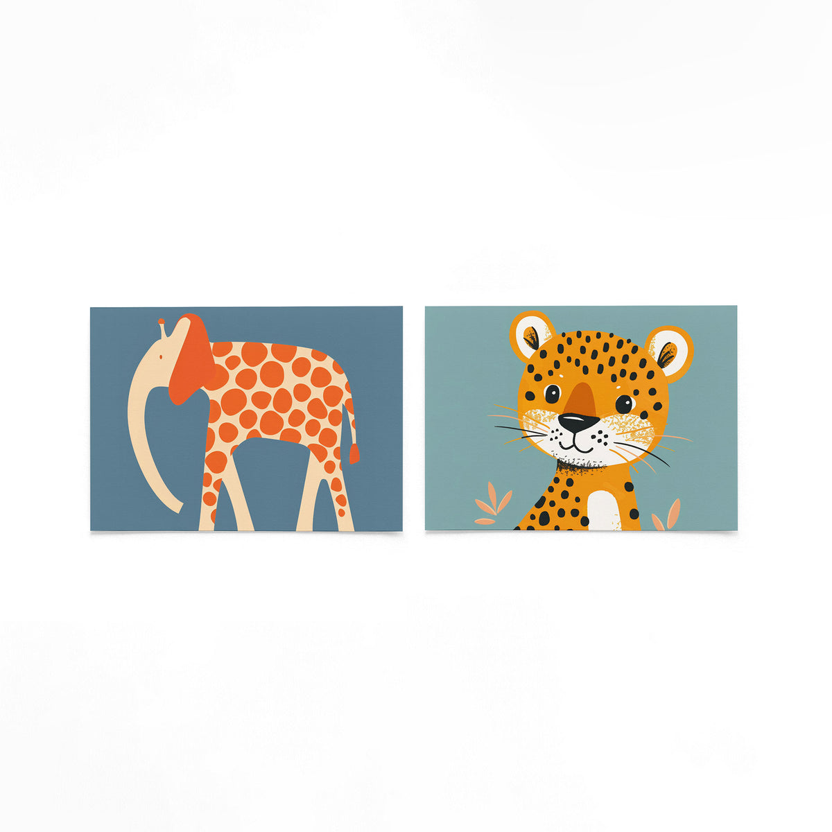 Twee liggende posters met een speelse olifant met oranje stippen op een beige lichaam op een gebroken witte achtergrond