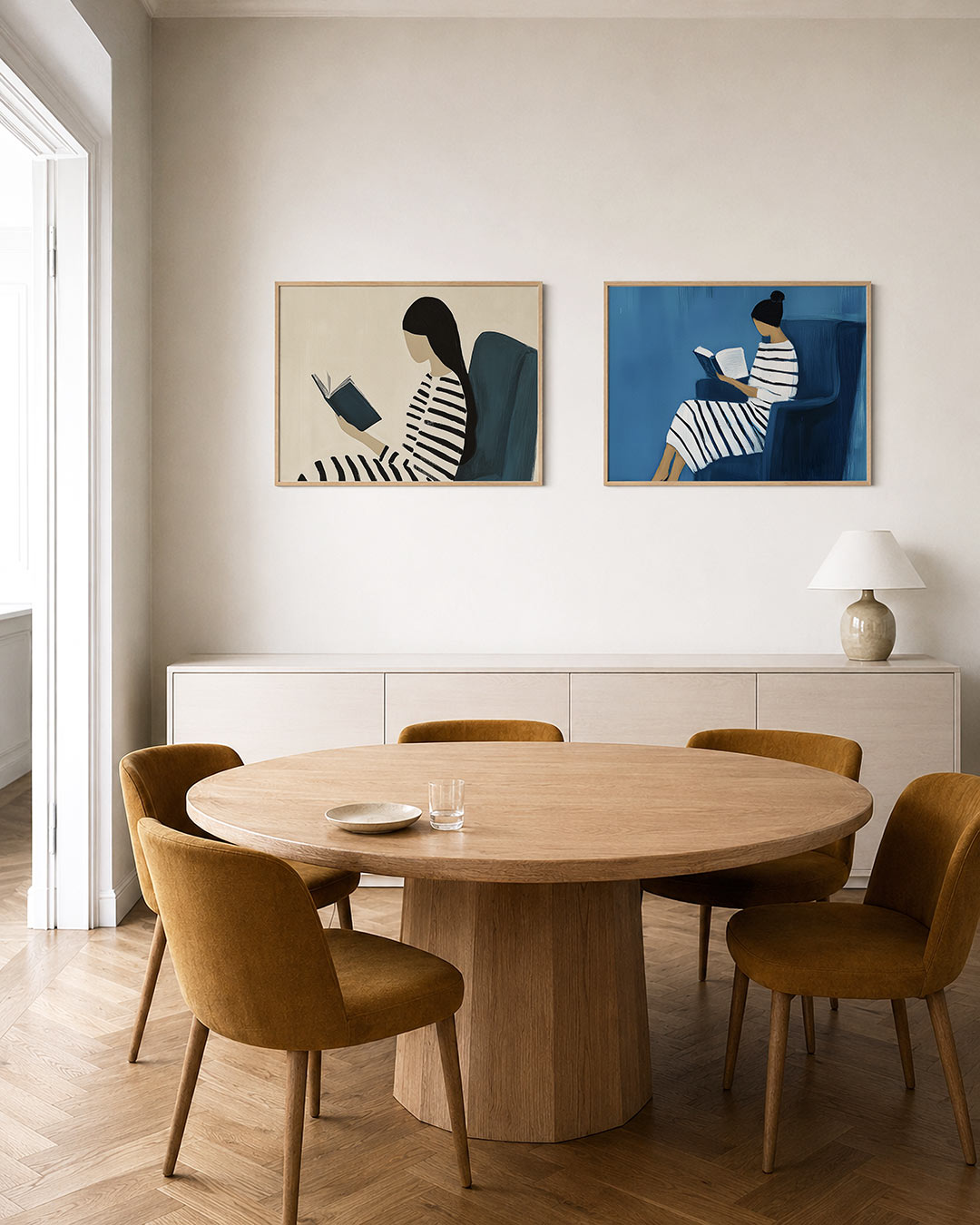 Tweedelige posterset met een vrouw met lang donker haar met een boek, getoond in een interieur