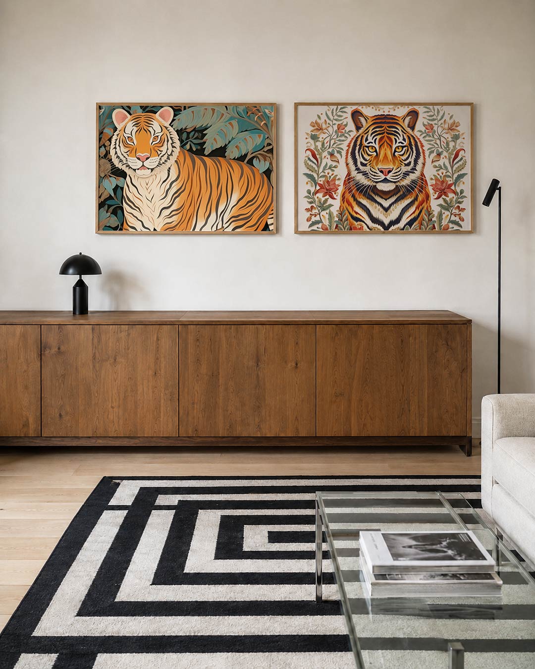 Tweedelige posterset met een levendige tijger met oranje en zwarte strepen, getoond in een interieur