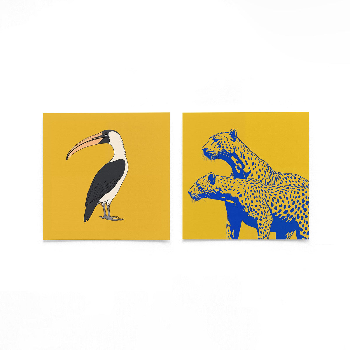 Twee vierkante posters met vogel en luipaarden op een gebroken witte achtergrond