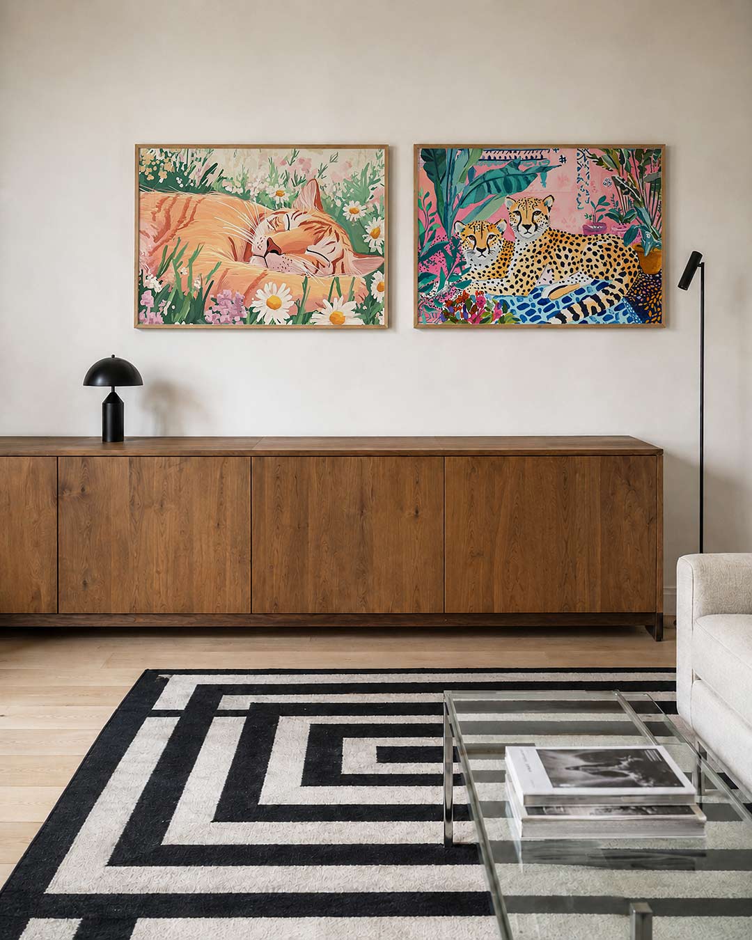Interieurpresentatie van twee posters met een slapende oranje kat tussen kleurrijke bloemen