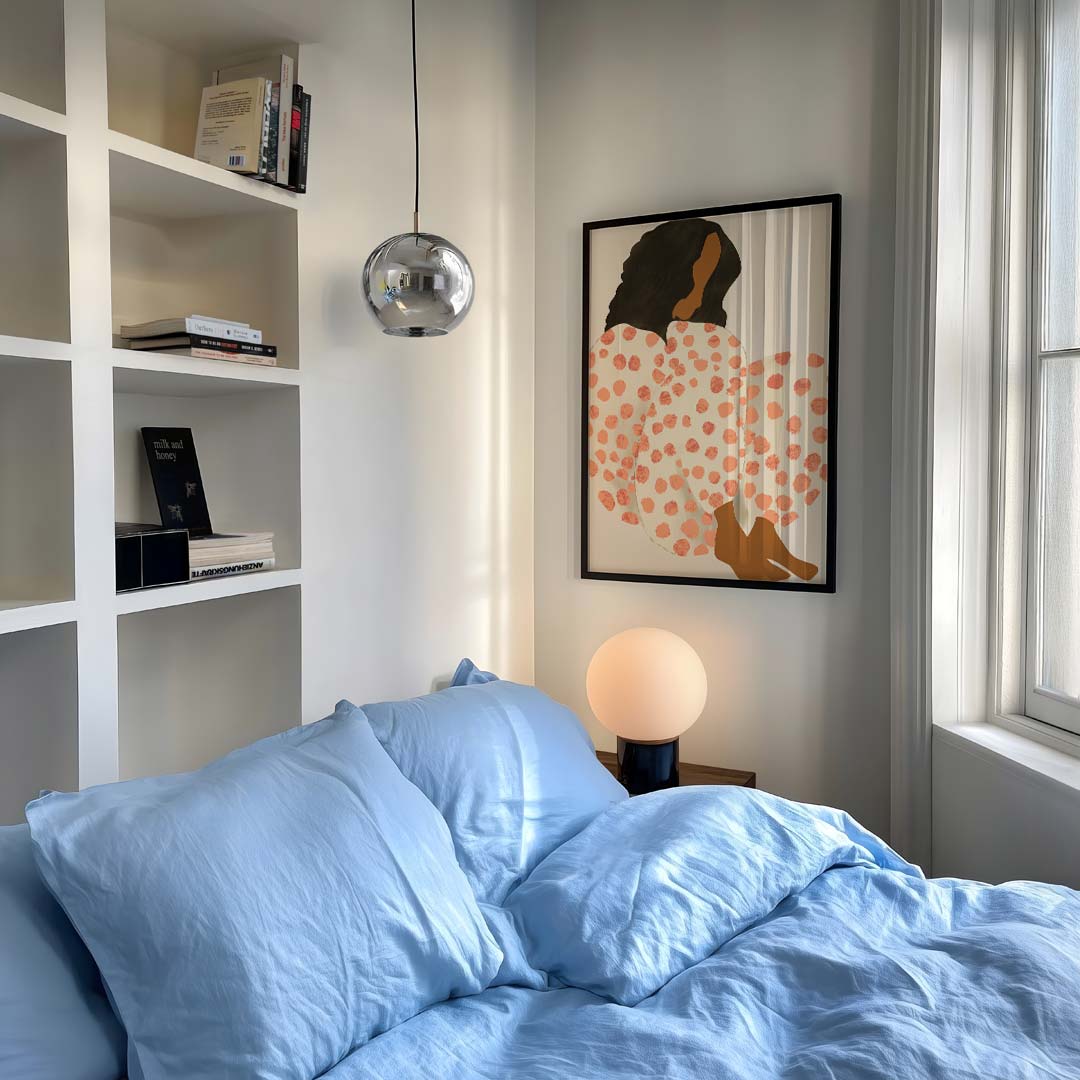 Vrouwelijke Elegantie in Stippen Poster-WallArtistic