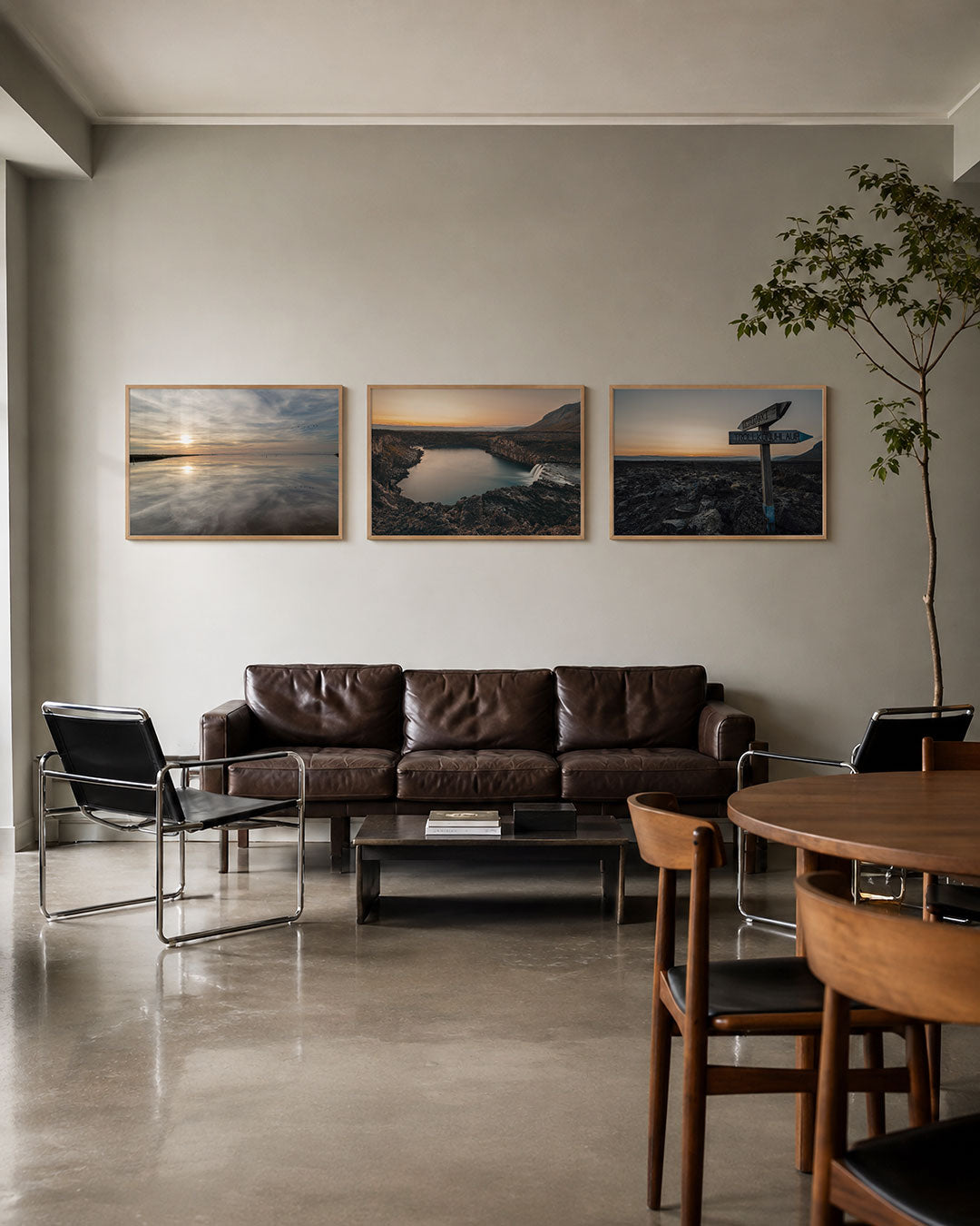 Interieur met liggend fotografisch drieluik stilte bij zonsondergang – Gerald Emming