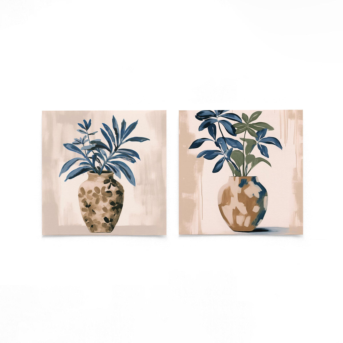 Twee vierkante posters met planten in vazen op een gebroken witte achtergrond