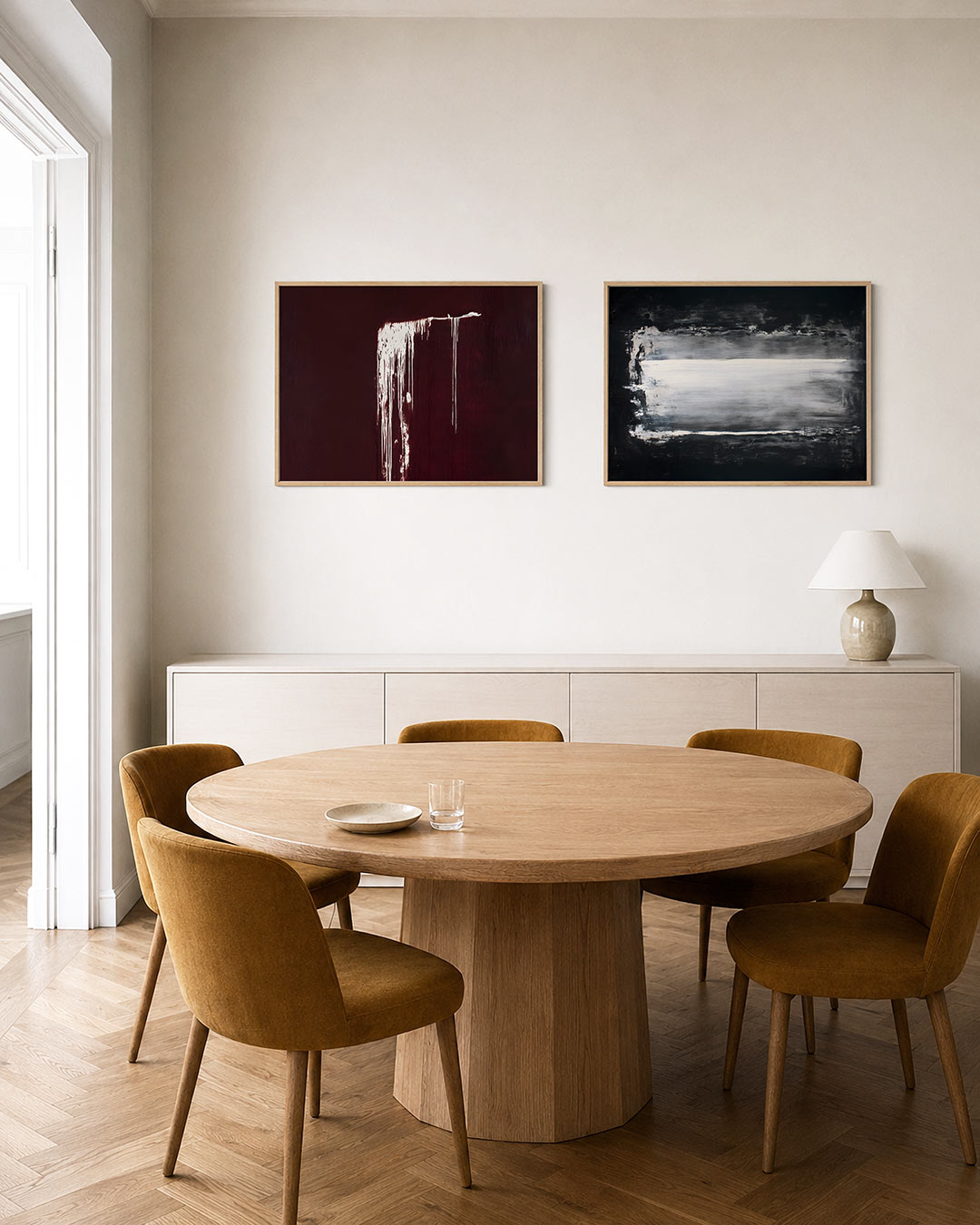 Twee liggende posters met een diep bordeauxrode achtergrond met witte verfstrepen, aan de muur in een interieur