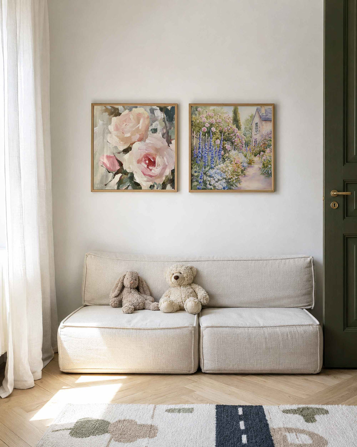 Interieurpresentatie van een tweedelige vierkante posterset met rozen en tuinpad