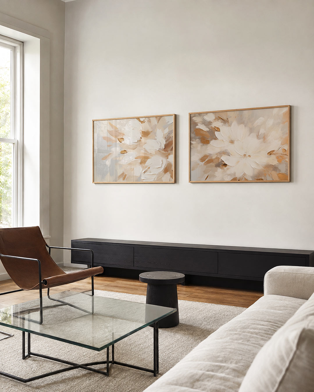 Tweedelige posterset met vloeiende vormen in zachte beige en witte tinten, getoond in een interieur