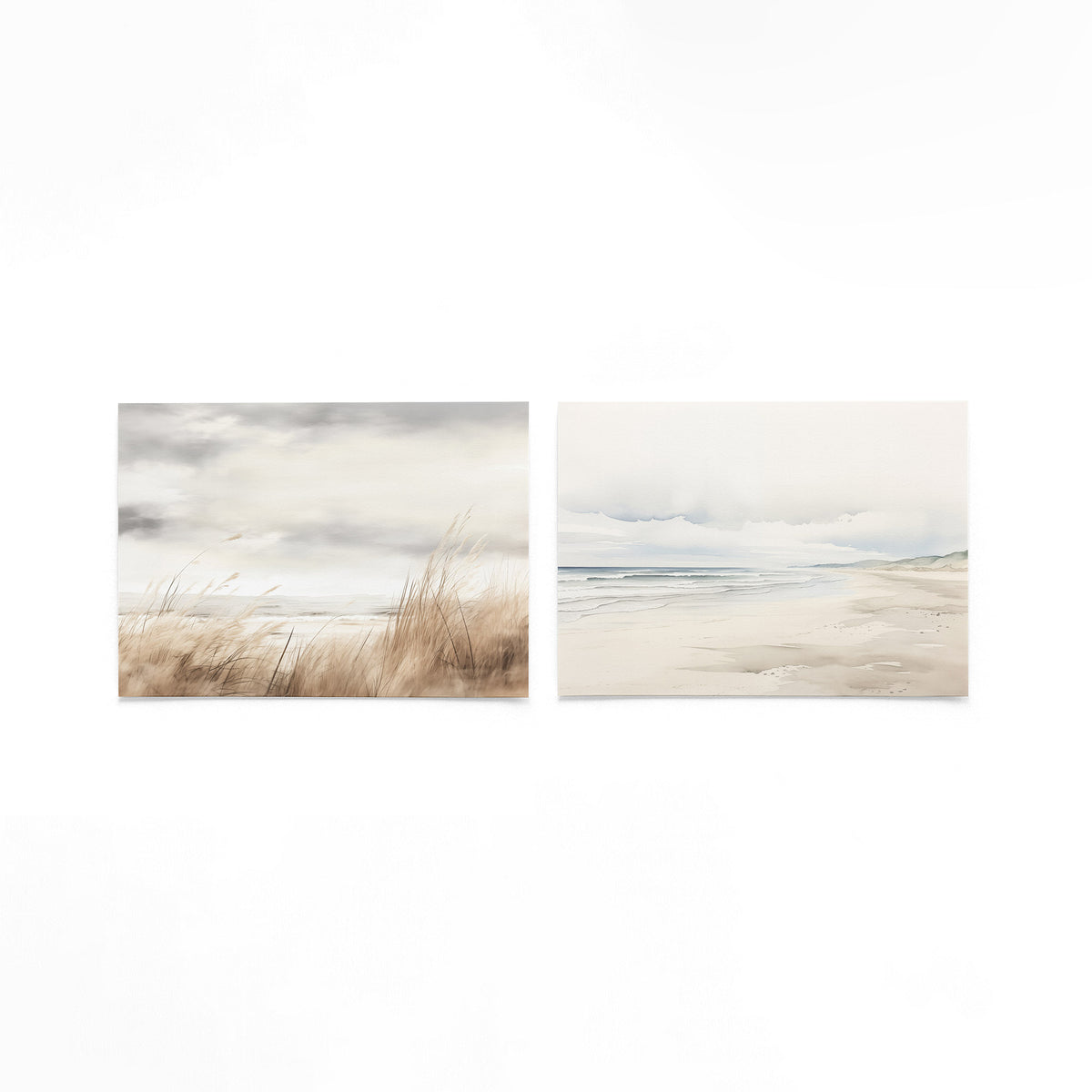 Twee liggende posters met een landschap met wuivend gras en een bewolkte lucht op een gebroken witte achtergrond