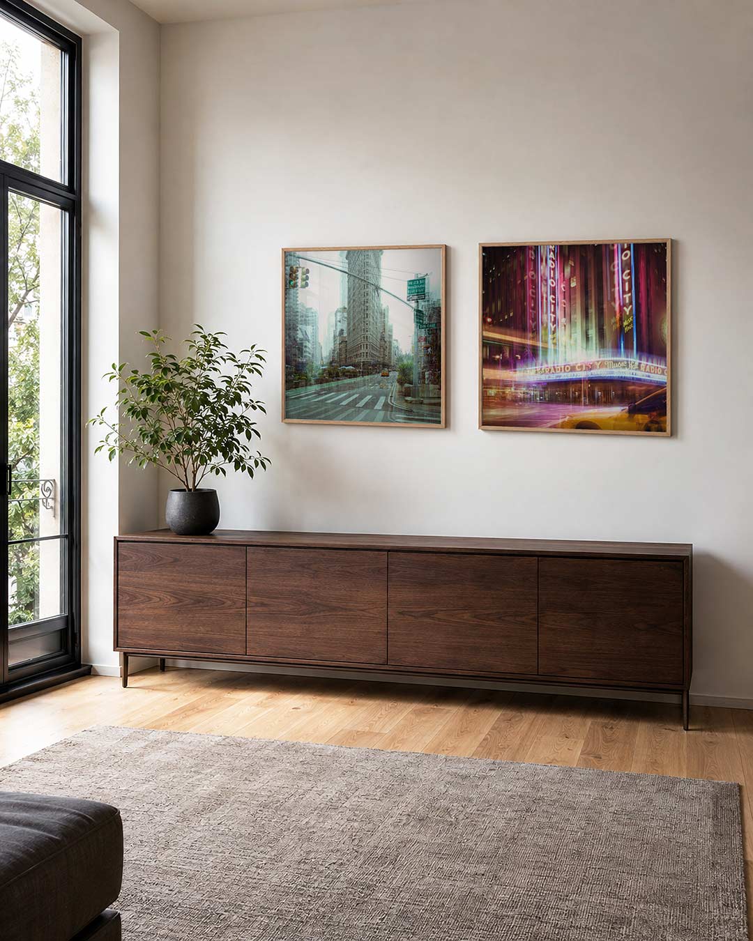 Interieur met vierkant fotografisch tweeluik stad in dubbellicht – Gerald Emming