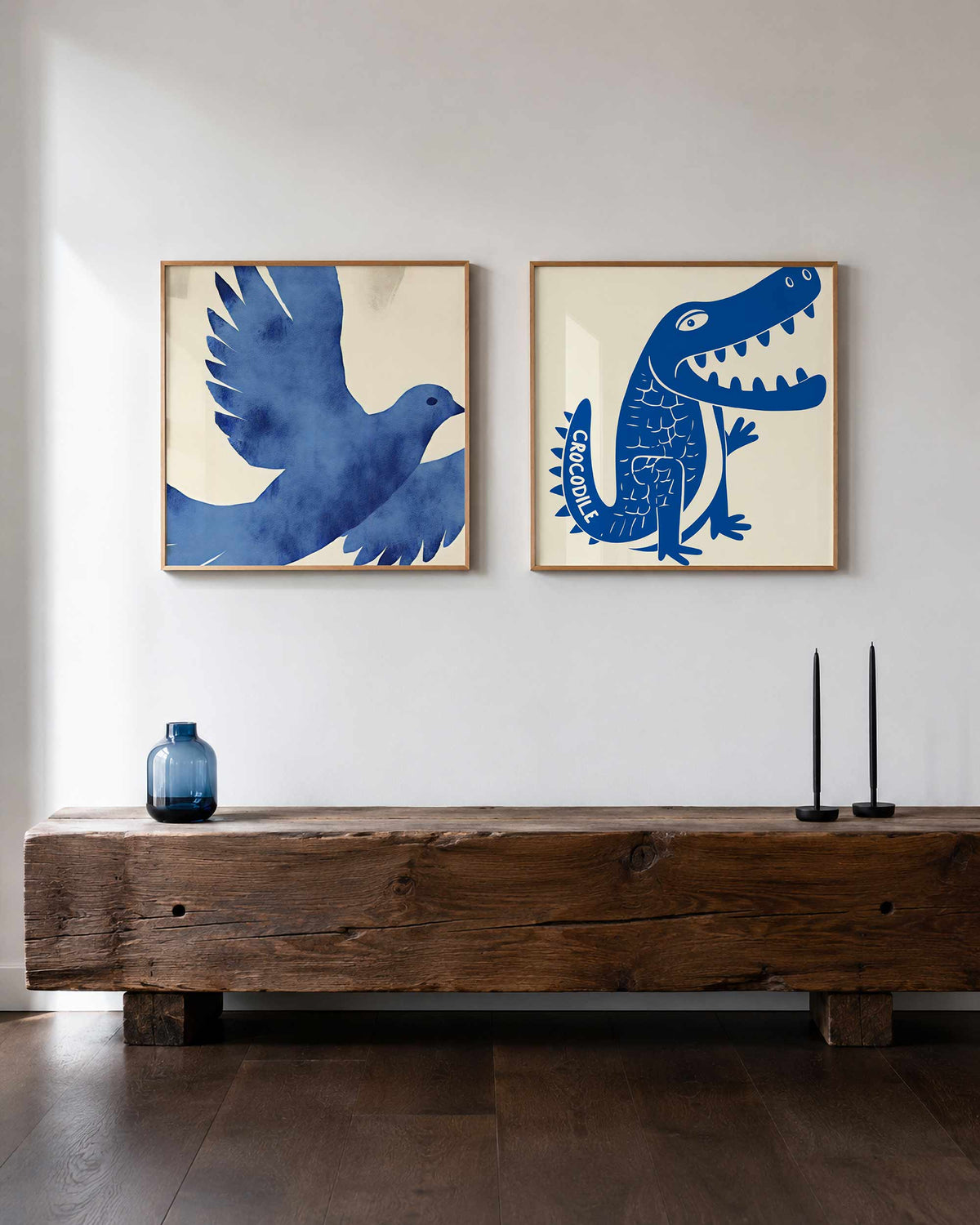 Interieurpresentatie van een tweedelige vierkante posterset met blauwe duif en krokodil