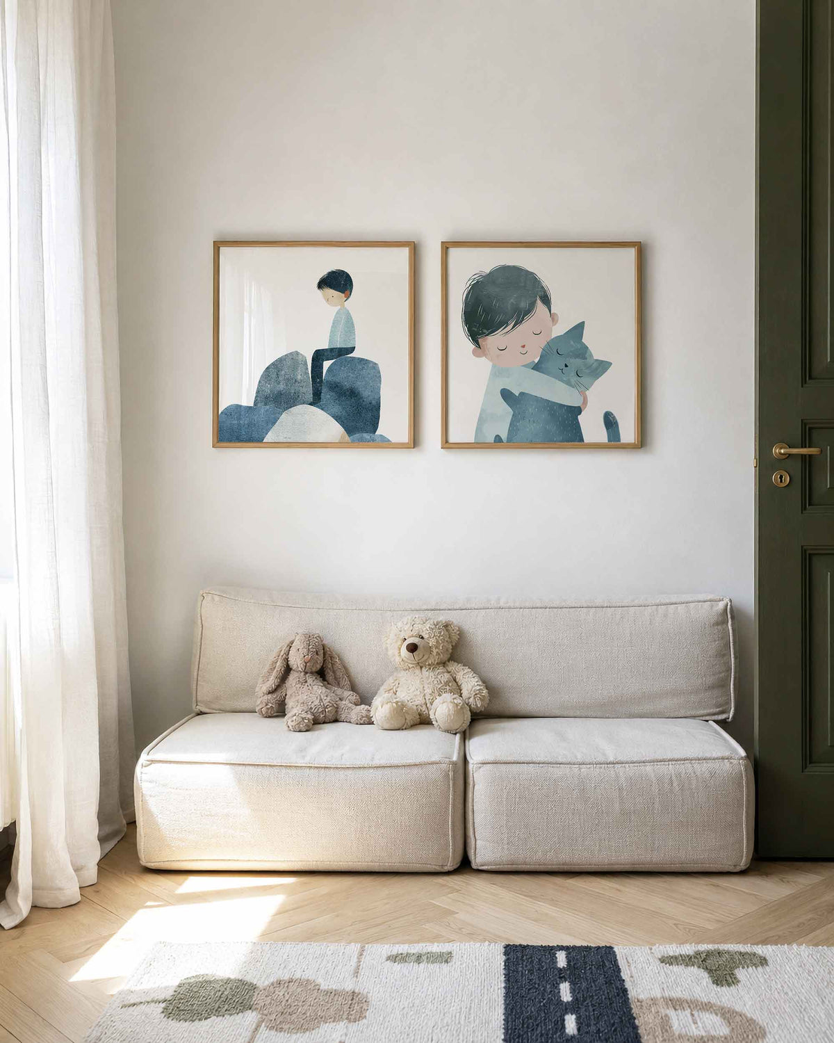 Interieurpresentatie van een tweedelige vierkante posterset met jongen en kat