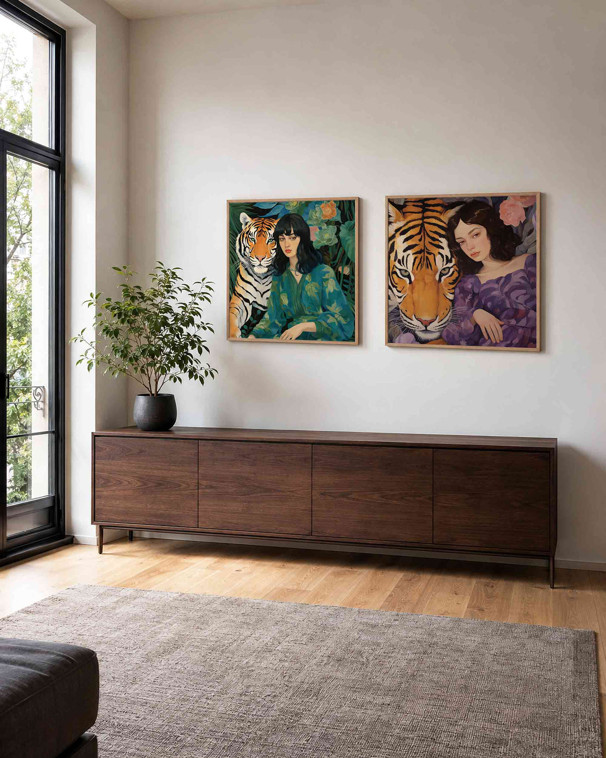 Interieurpresentatie van een tweedelige vierkante posterset met vrouwen met tijgers