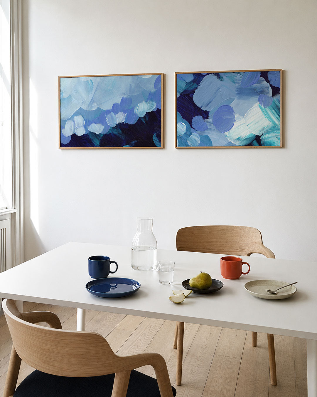Tweedelige posterset met deze tweedelige posterset heeft blauwe en witte borstelstreken, getoond in een interieur