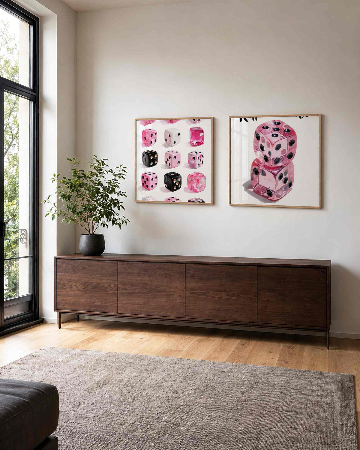 Interieurpresentatie van een tweedelige vierkante posterset met roze dobbelstenen