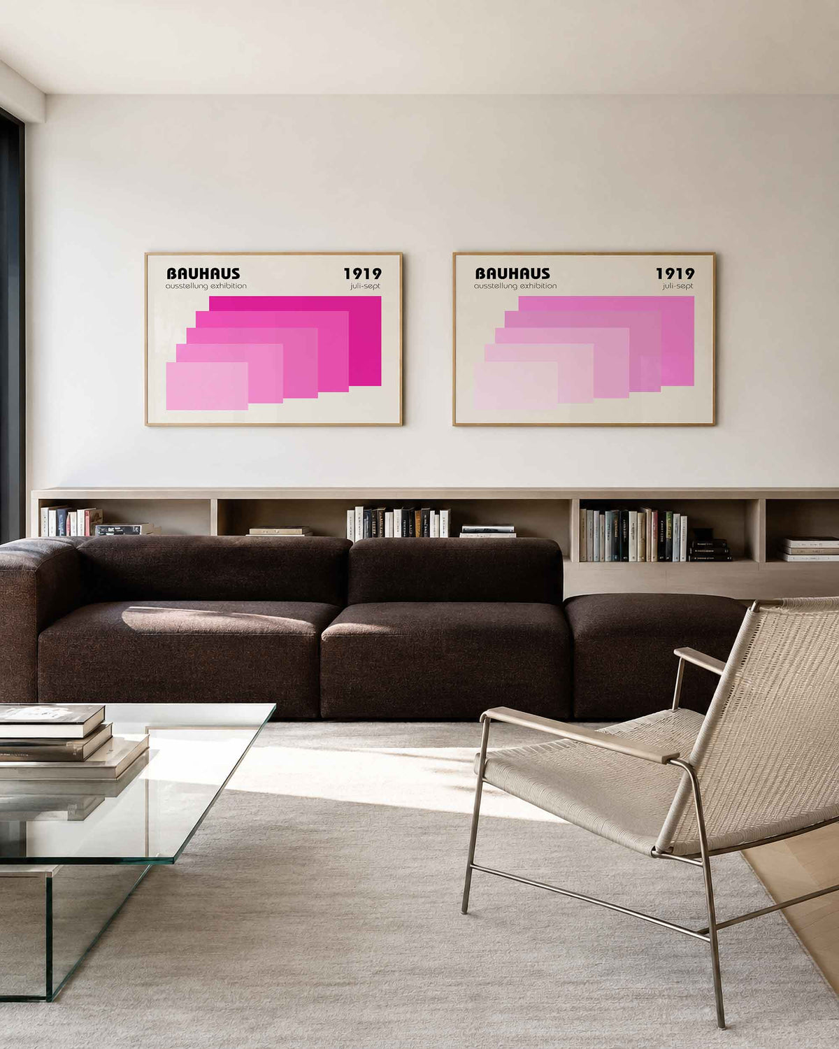 Interieurmockup van tweedelige landscape-posterset met roze trapvlakken en jaartal