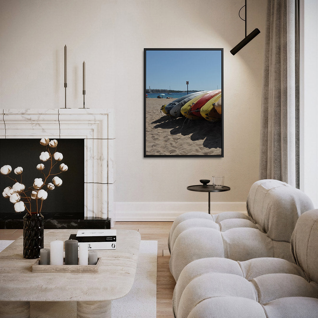 Kleurrijke kajaks op strand Kunstwerk