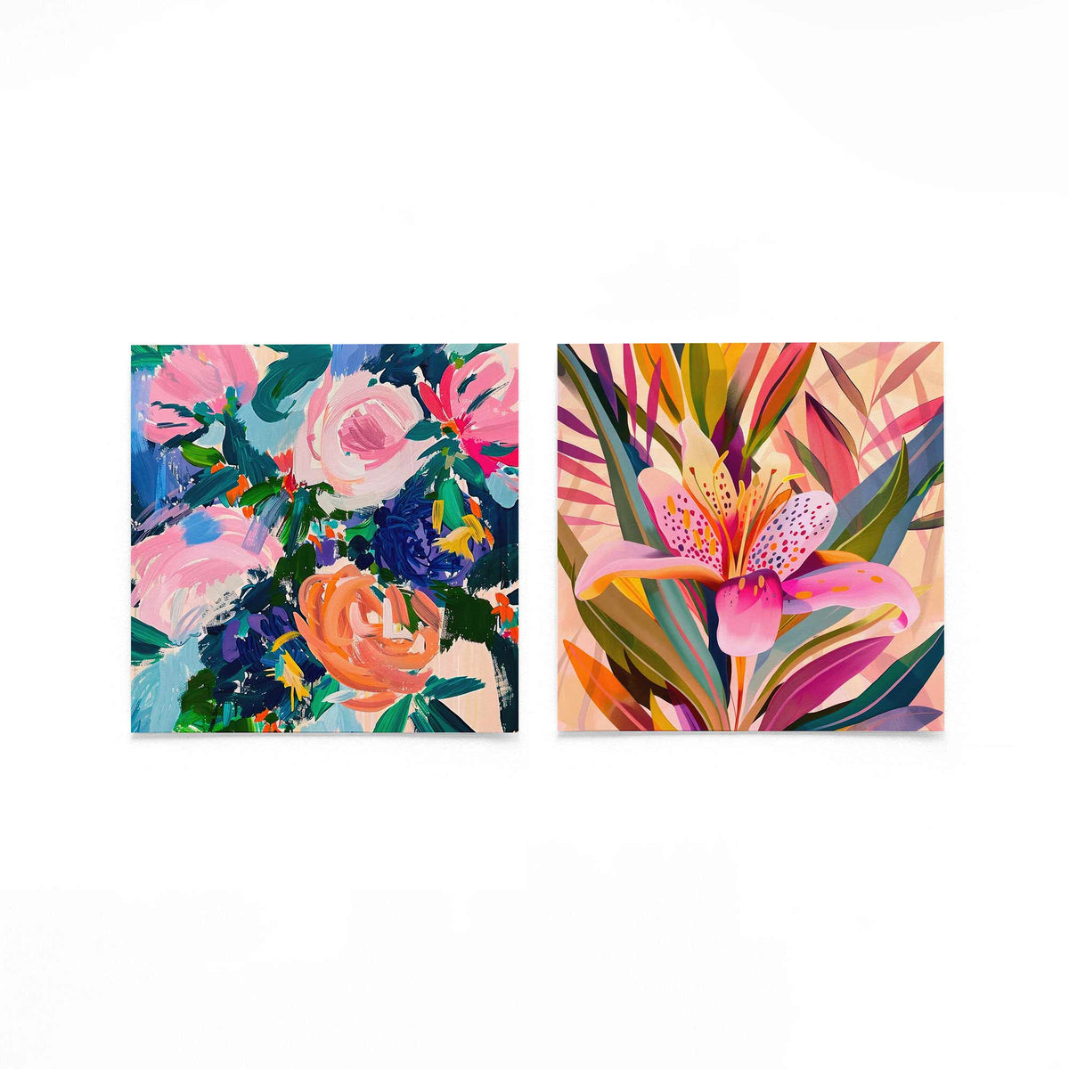 Twee vierkante posters met bloemen en lelie op een gebroken witte achtergrond