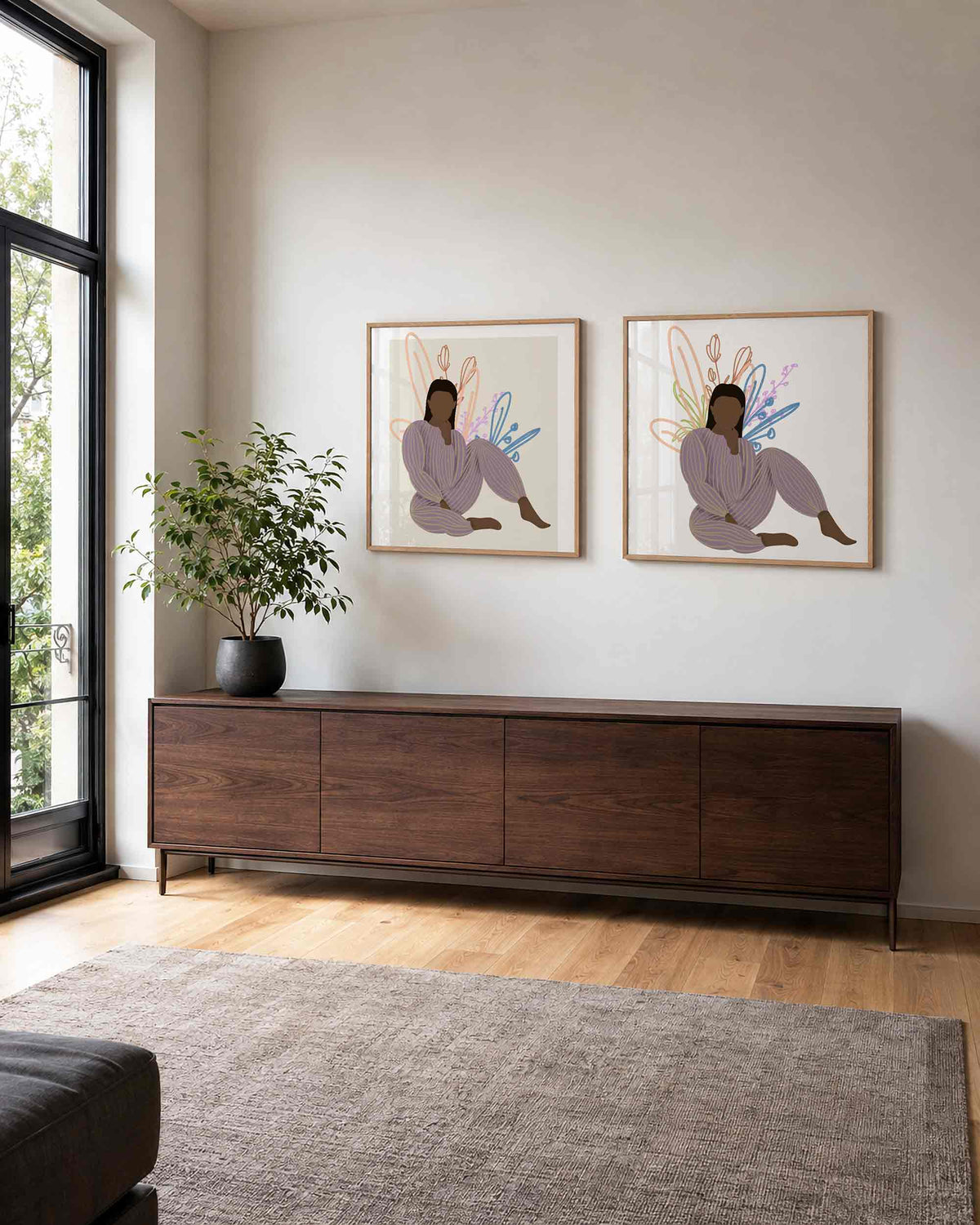 Interieurpresentatie van een tweedelige vierkante posterset met zittende vrouw