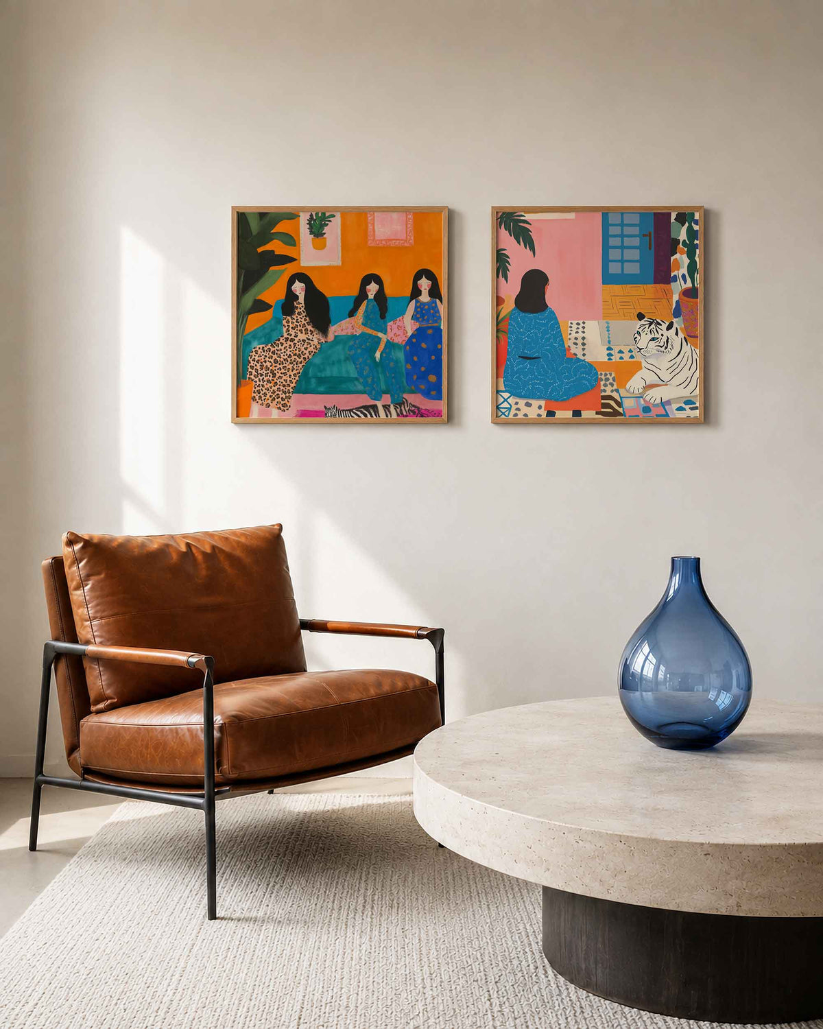 Interieurpresentatie van een tweedelige vierkante posterset met vrouwen en witte tijger