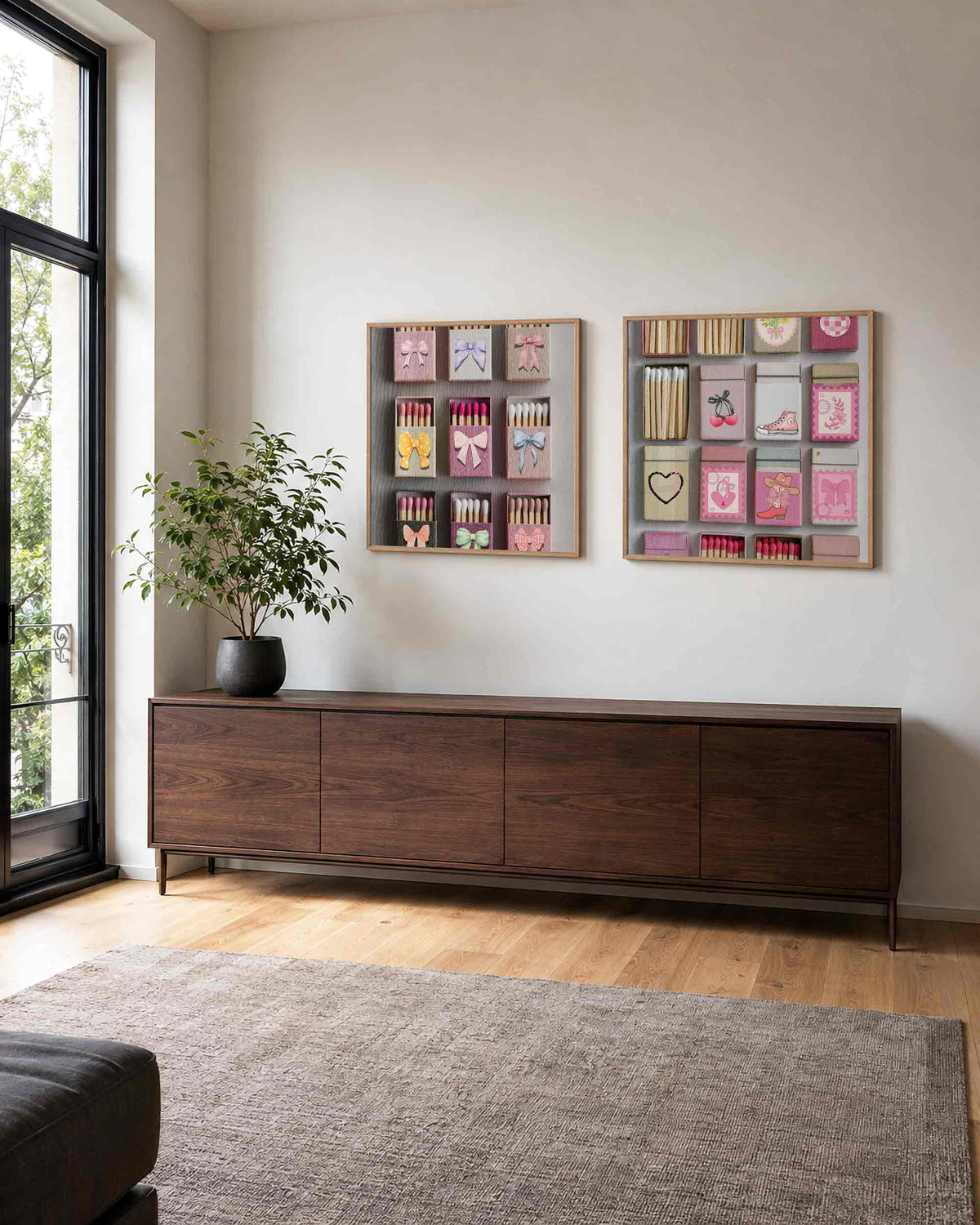 Interieurpresentatie van een tweedelige vierkante posterset met strikjes en kawaii souvenirs