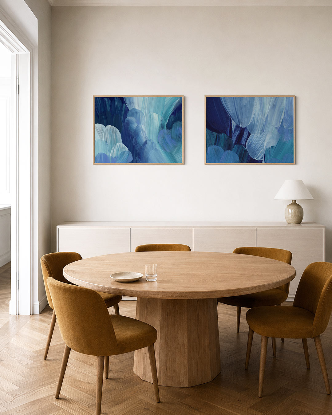 Interieurbeeld met twee liggende posters: deze tweedelige posterset heeft blauwe en paarse borstelstreken