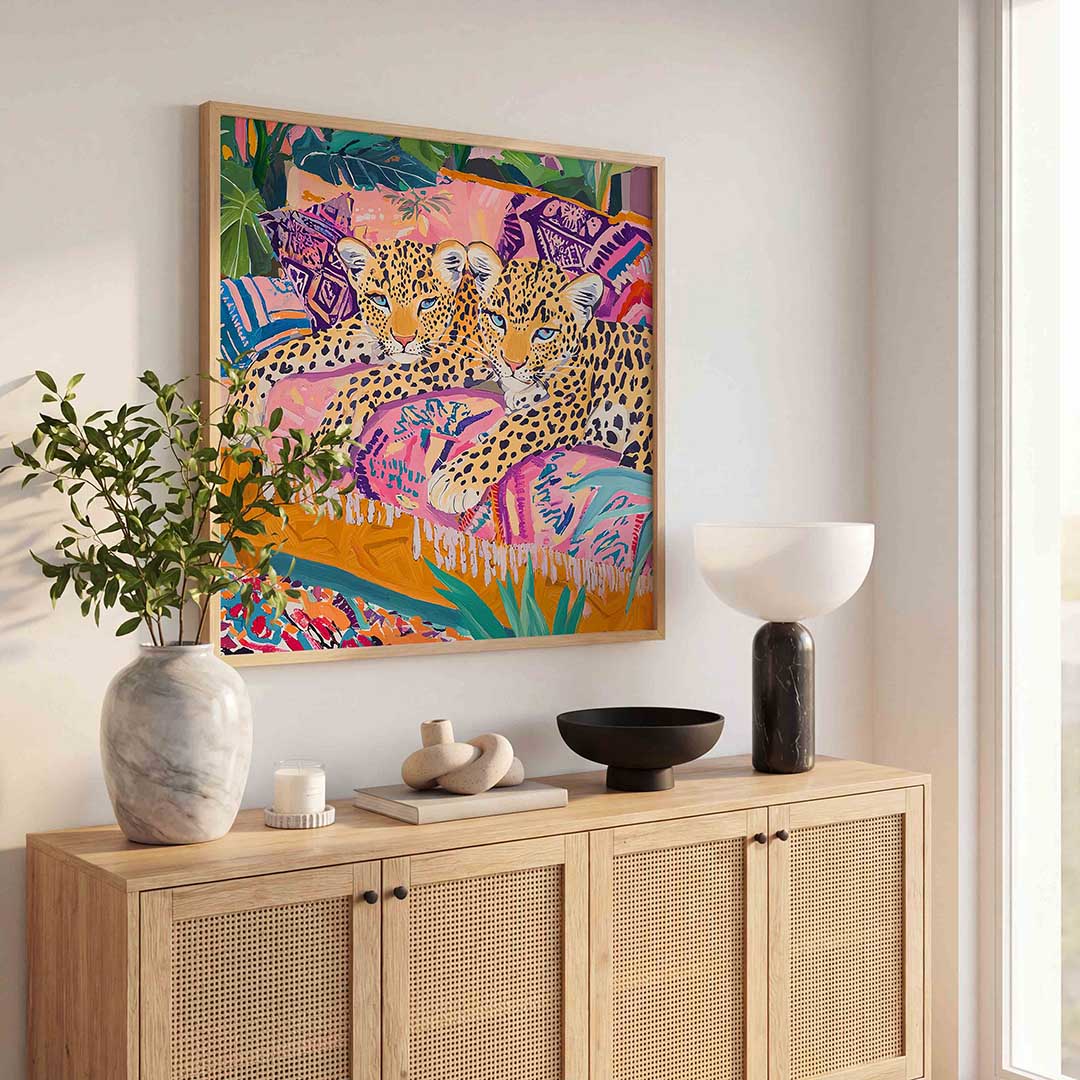 Luipaarden op kleurrijke bank Poster